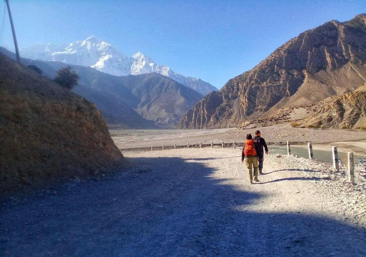 trekkers trekking to muktinath from jomsom